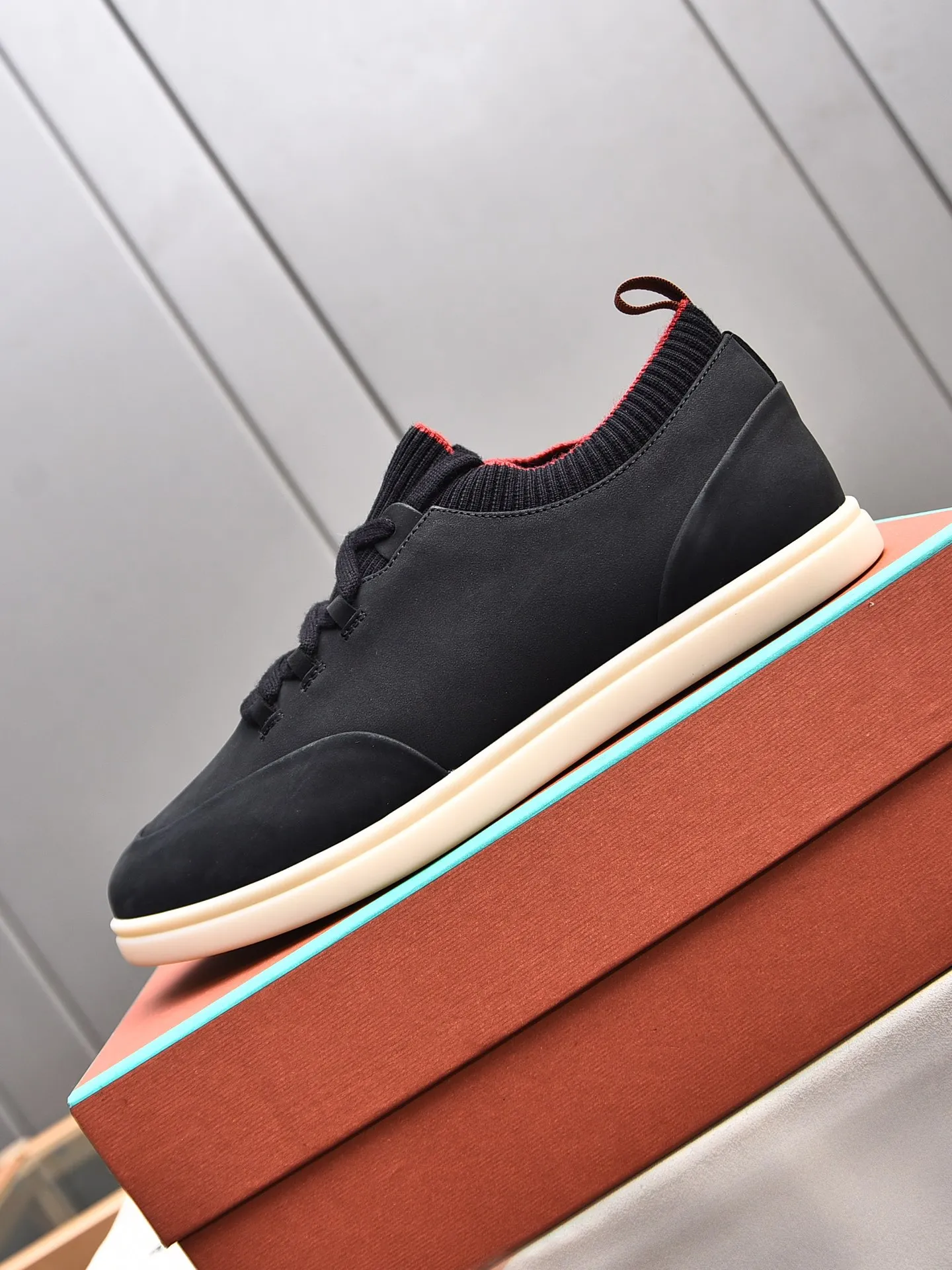Men's Men's Shoes 💰500 LP's new product Loro Pian* 诺yo* Pianya Soho Walk These casual shoes and loafers are made of first-layer small nubuck cowhide. The texture is light, soft and comfortable. The mouth and tongue are decorated with high-density two-color knitting. The heel is decorated with a Kummel-colored original webbing pull-loop, which presents a unique three-dimensional effect. The unique version narrows slightly in the middle, and is decorated with details of the same material as shoelace eyelets. The original open-molded lightweight TPU rubber sole and spikes enhance traction and stability, and are full of modern aesthetic functional details. The rear is equipped with a cushion pad to enhance wearing comfort. It is sold in a complete package at the counter and is available in multiple colors!  Standard counter code number: 38～44# (45 customized)